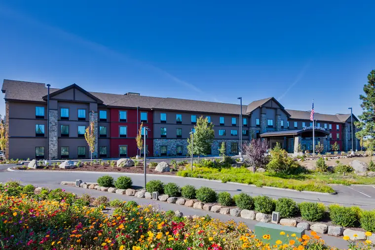Hampton Inn and Suites Bend exterior